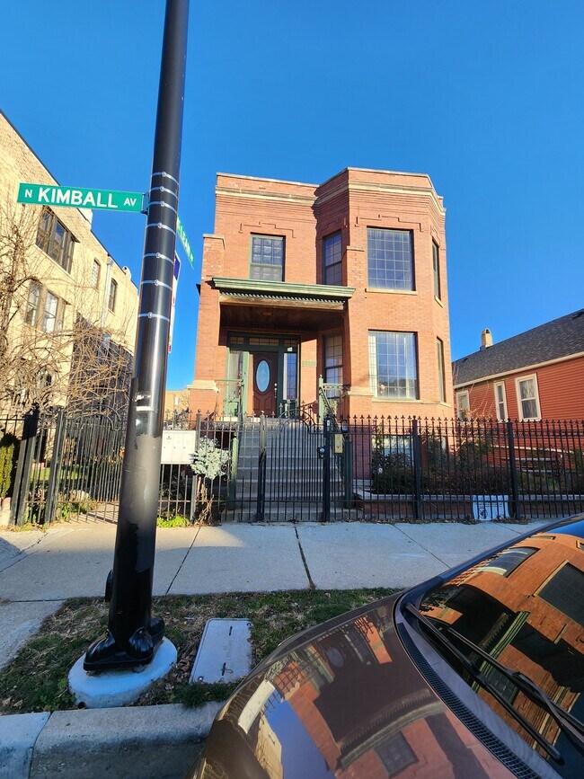 Foto del edificio - 2033 N Kimball Ave