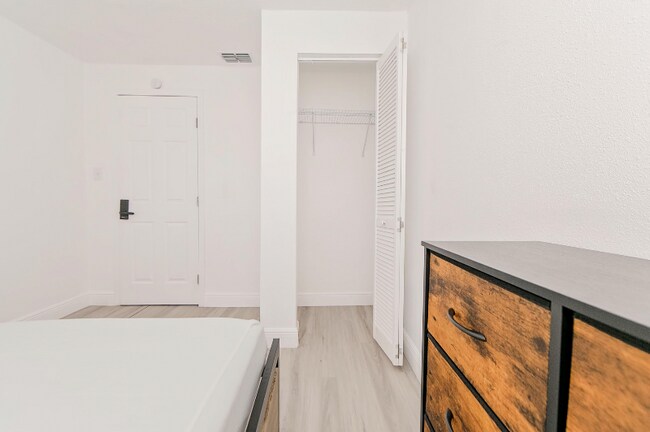 Foto del edificio - 905 W 12th St