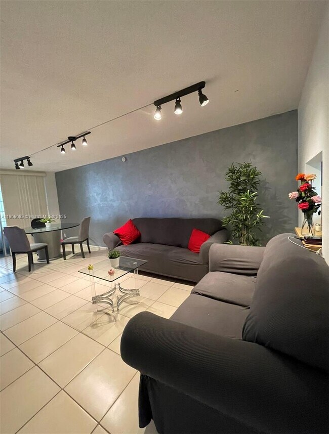 Foto del edificio - 8301 Sands Point Blvd