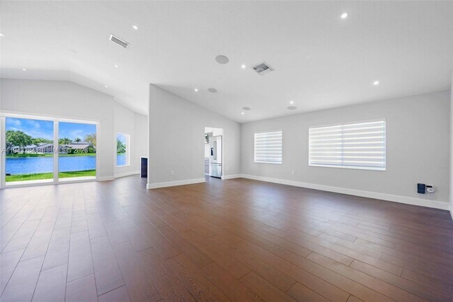 Foto del edificio - 16440 Ruby Lake