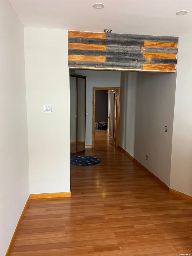Foto del edificio - 54-33 Nurge Ave