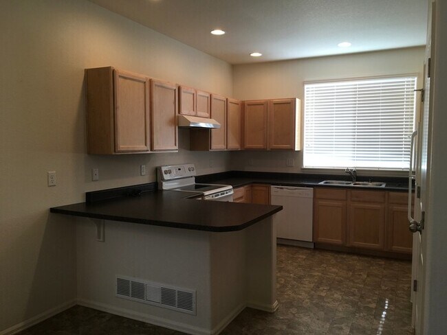 Building Photo - Spacious 3 Bedroom, 2.5 Bathroom Just Sout...