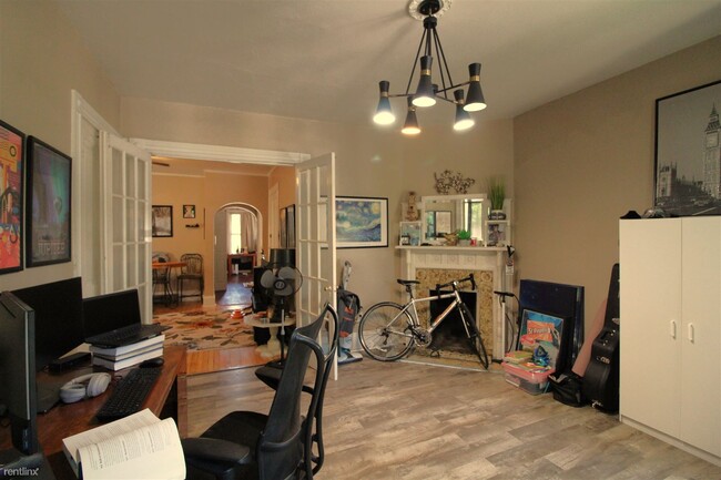 Building Photo - 2 br, 1 bath House - 811 E Pleasant St 1