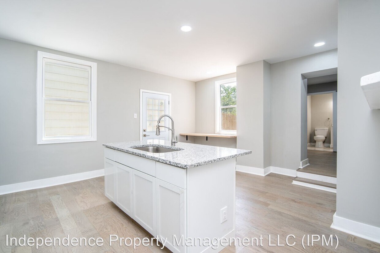 Primary Photo - 4 br, 2 bath House - 913 Charlotte St.