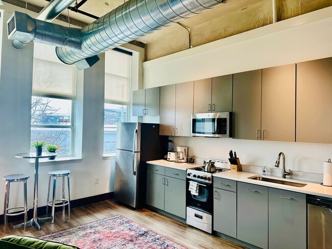 Building Photo - Studio Unit Available