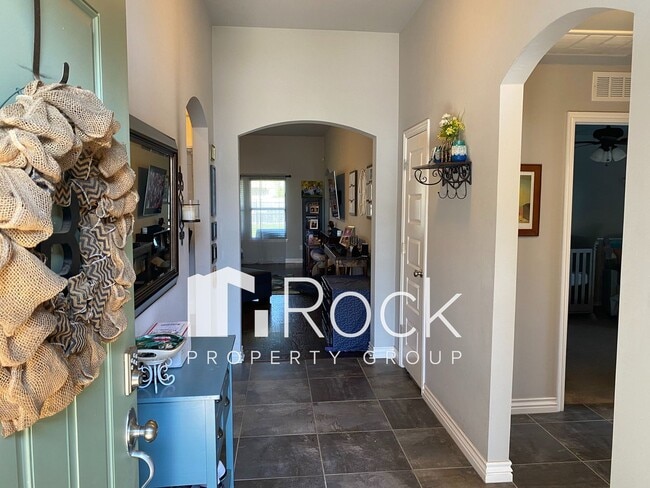 Building Photo - Beautiful 3 Bedroom Home with a Study in Westmoore Area