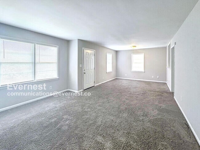 Foto del edificio - Lovely 3-Bedroom Home with Modern Comforts...