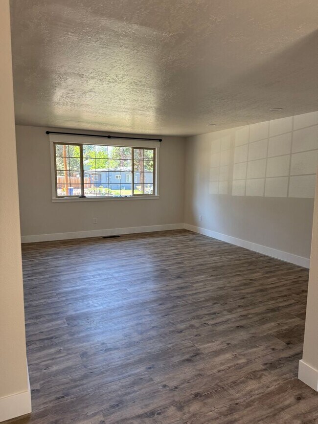 Building Photo - Updated Duplex in SE Bend