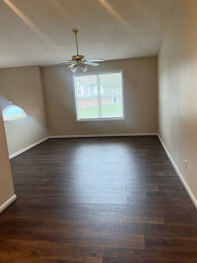 Foto del edificio - Split foyer 3 bedroom home in quiet area with bonus room, large yard, 2-car garage $2000
