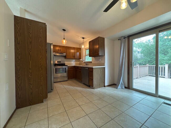 Building Photo - Pinon Valley Tri-Level