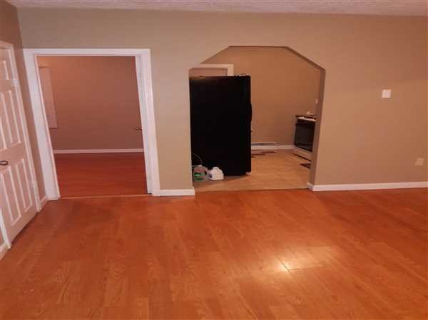 Building Photo - Well maintained first floor apartment