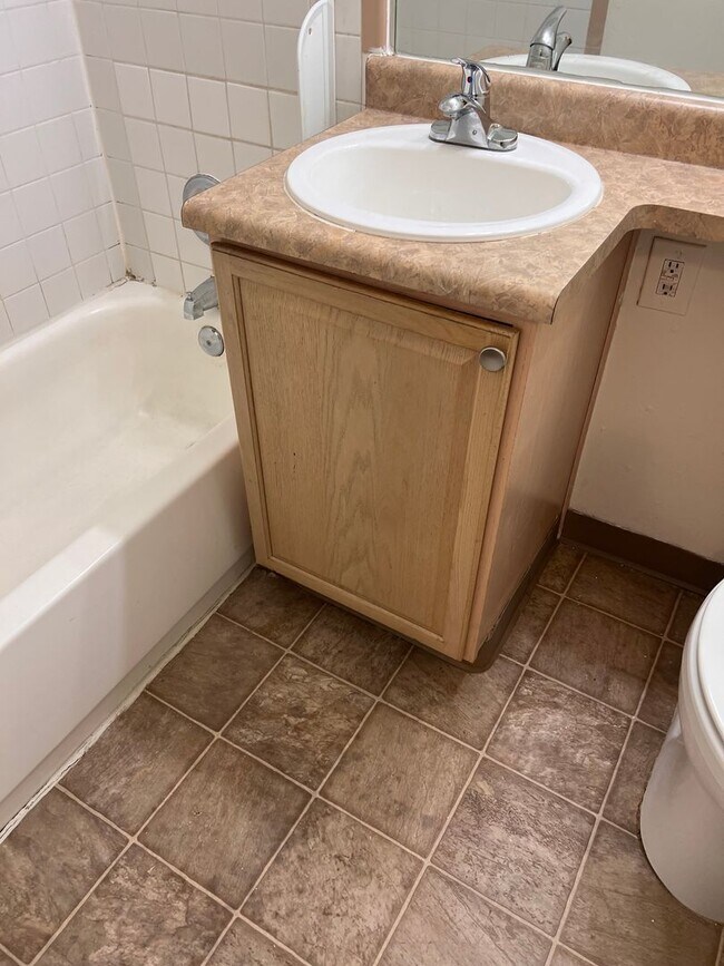 Foto del edificio - Spacious Three Bedroom Townhome in Westmin...