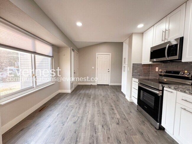 Building Photo - 3 Bed, 2 Bath Home with Fenced Yard & Garage / Available Now!