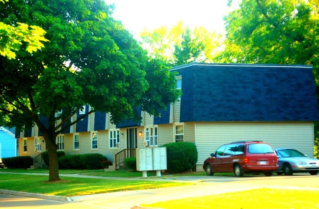 Building Photo - 522 N River Ave