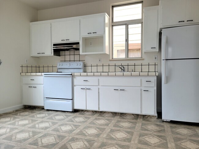 kitchen 02 - 1623 11th Ave
