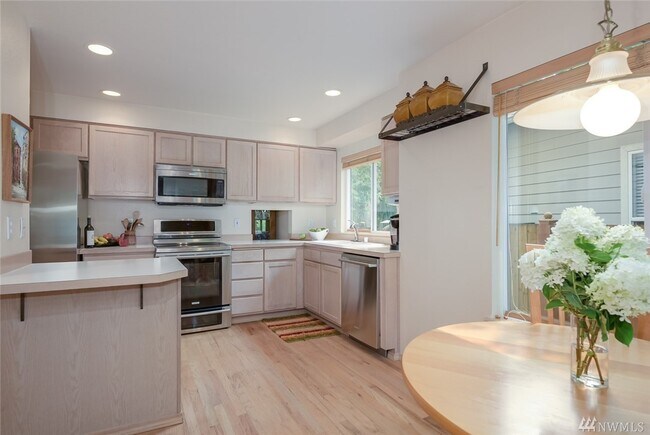 Building Photo - Elegant 3-Bedroom Home with Private Deck & Greenbelt Views!
