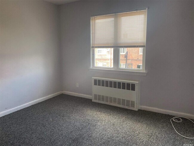 Foto del edificio - 62-14 69th Ln