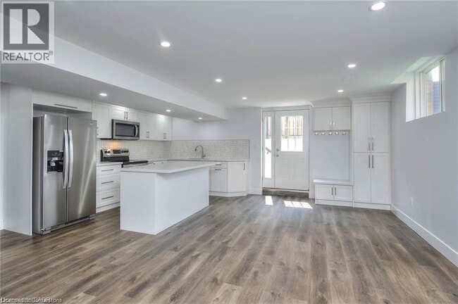 Building Photo - 550 Rush Meadow Crescent