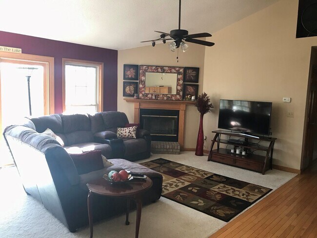Building Photo - 4 Bedroom / 3.5 Bath Lake Front Home Piney...
