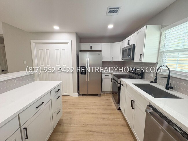 Building Photo - 607 Lake View Dr