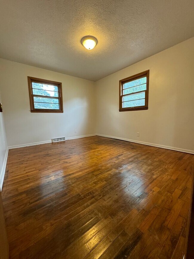 Foto del edificio - Adorable 3 bedroom 1 bath 1 car garage