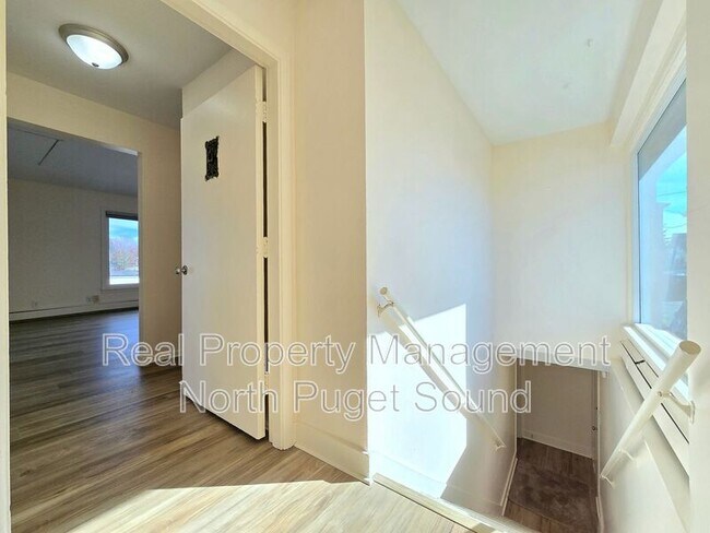 Building Photo - 2327 Lombard Ave