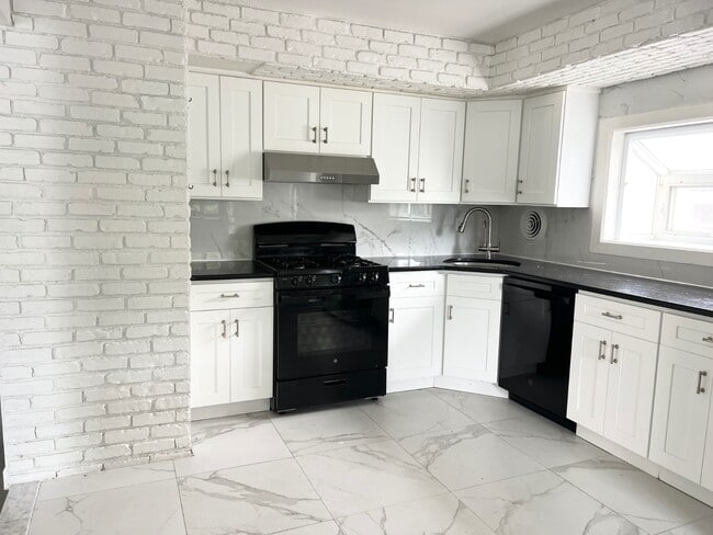 Building Photo - 156 Petrus Ave