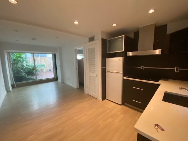 Building Photo - 833 W 39th St