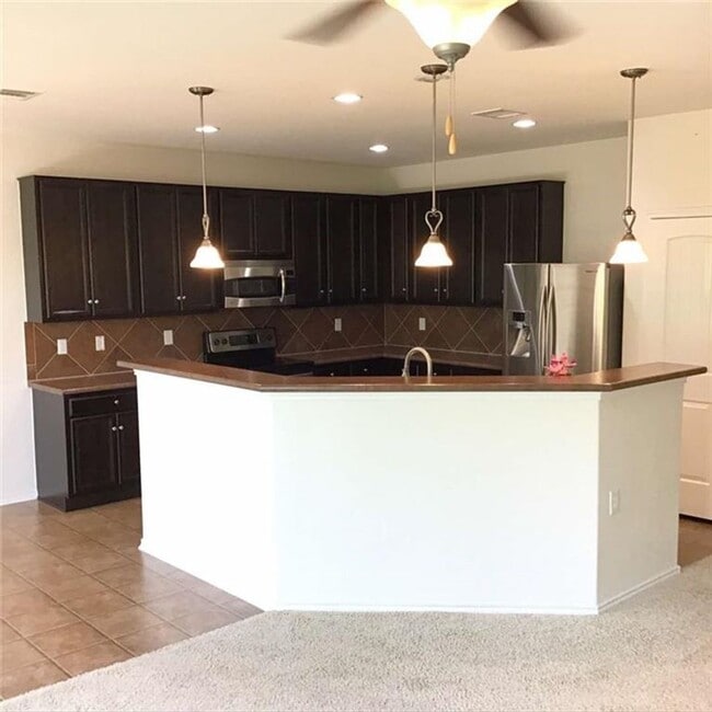 Foto del edificio - Extensive solar panels resulting in minimal to no electric cost. Dont Miss out!