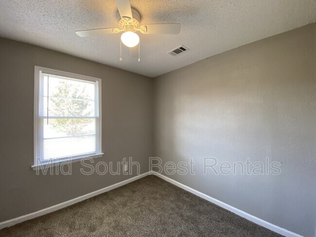 Building Photo - 2092 Labelle St