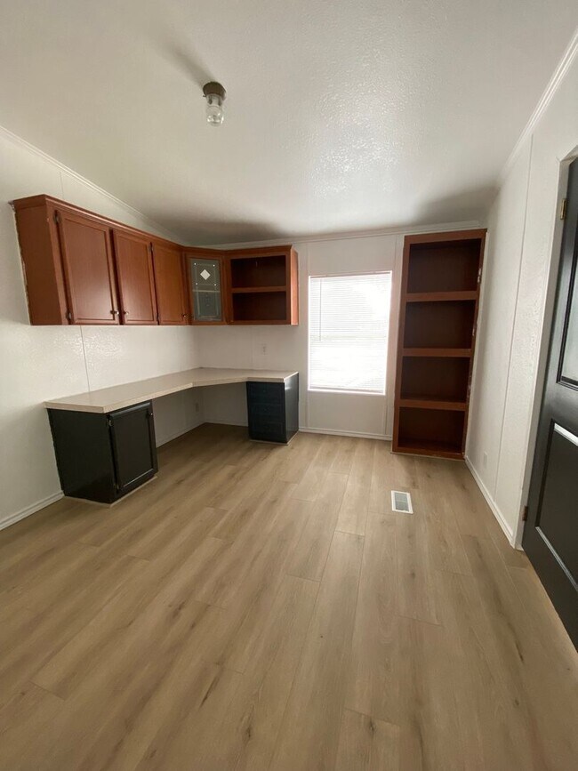 Building Photo - 3 Bedroom 2bath + office on almost 1/2 acr...