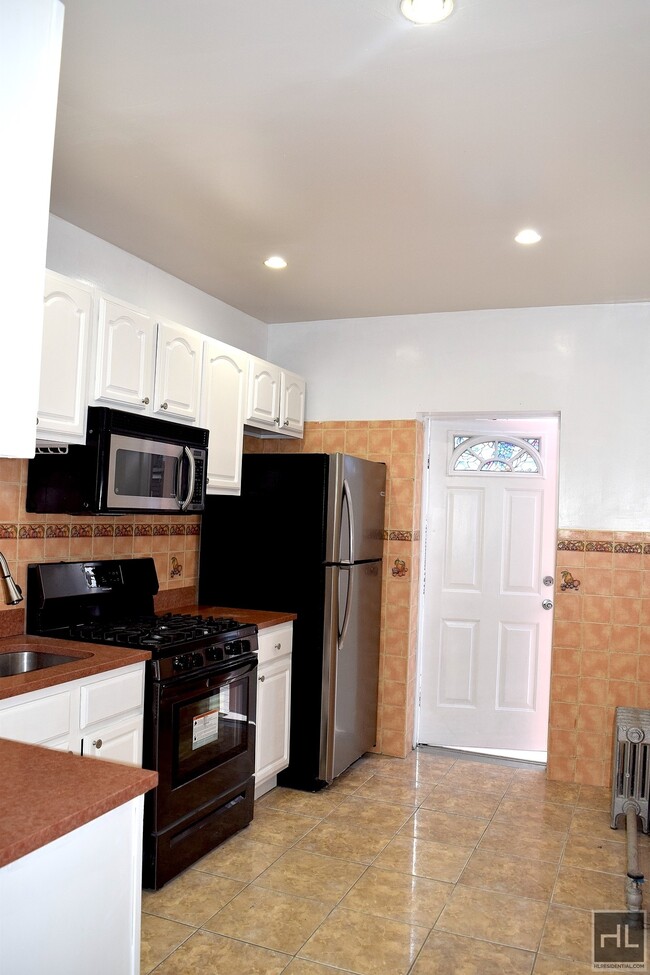 Building Photo - Cozy 2BR w/ Massive Backyard!