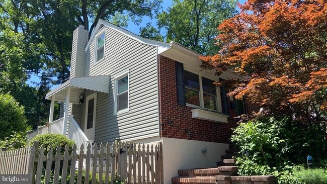 Building Photo - 417 W Maple Rd