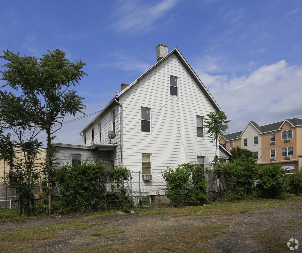 Building Photo - 825-827 E Main St