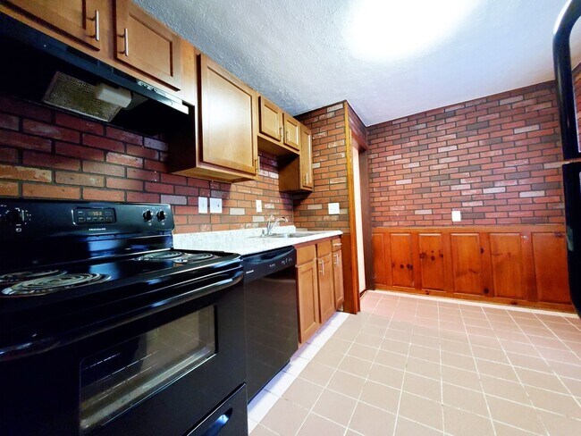 Foto del edificio - 3 Bed - 1 Bath Colonial for Rent | Complet...