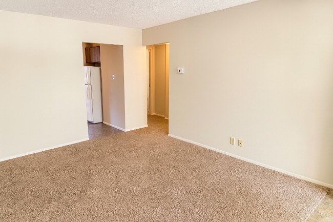 Building Photo - 648 Cumberland Dr
