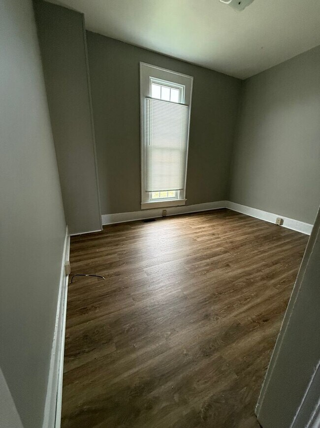 Foto del edificio - Downstairs 2 bedroom 1 bath $775 a month