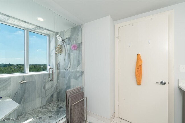 Foto del edificio - 3000 Oasis Grand Blvd