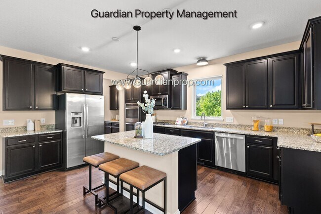 Foto del edificio - Eden Prairie Single Family Home, 3 Car Garage, Dedicated Office, Deck, Fireplace