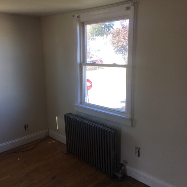 Building Photo - 855 Thorme St