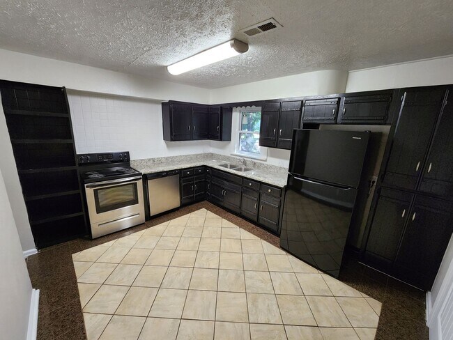 Foto del edificio - Spacious 3-Bedroom, 2-Bathroom Home AVAILA...