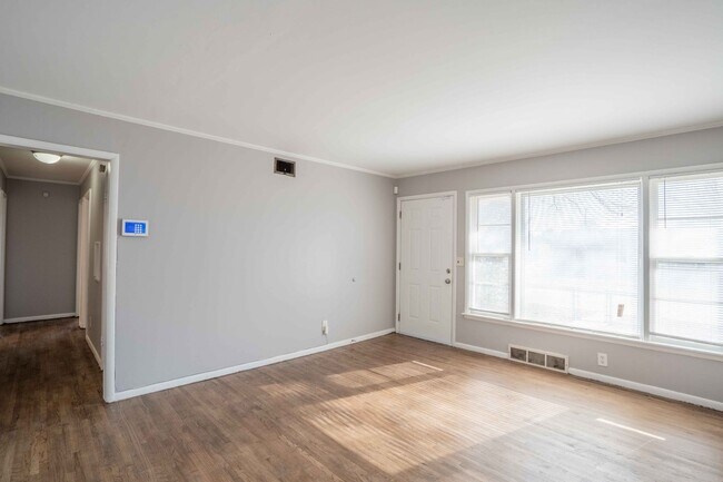 Building Photo - 3 Bed 1 Bath House Available NOW. February...