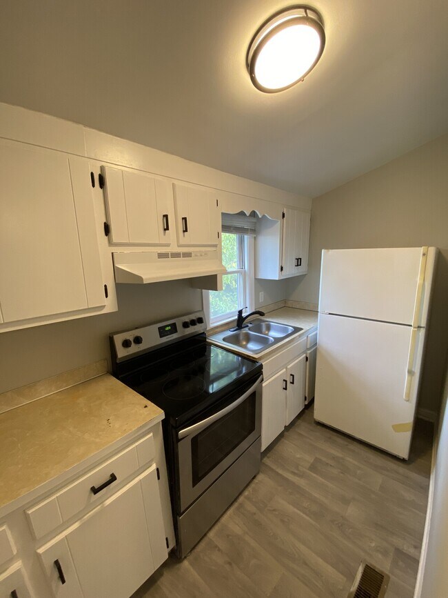 812 W 2nd Ave Unit B, Gastonia, NC 28052 Condo for Rent in Gastonia