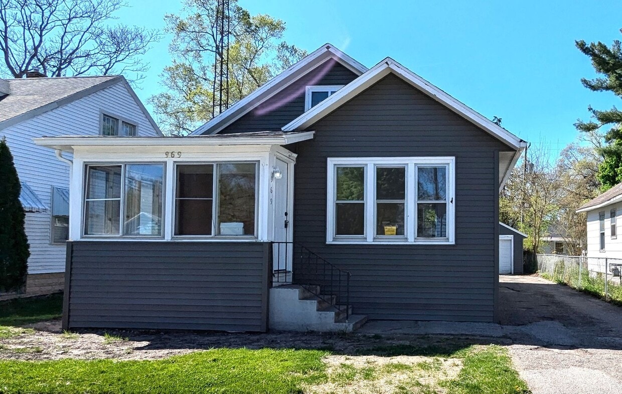 Primary Photo - 969 Fleming- 2 bedroom house with basement...
