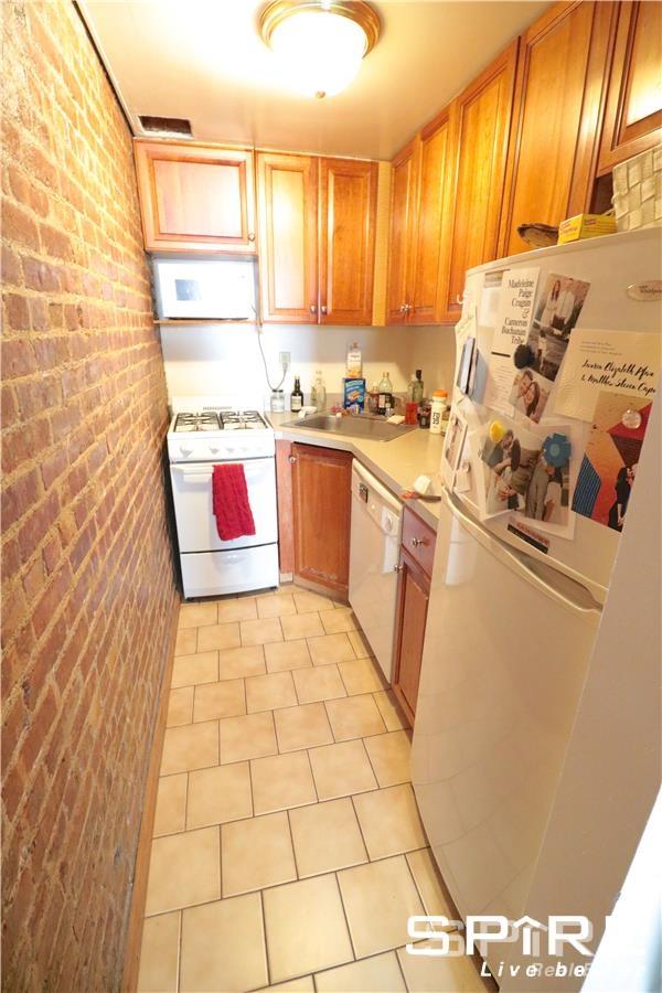 Building Photo - 130 W 74th St