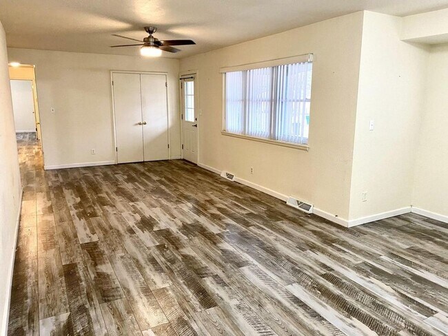 Foto del edificio - 2400 S Nettleton Ave