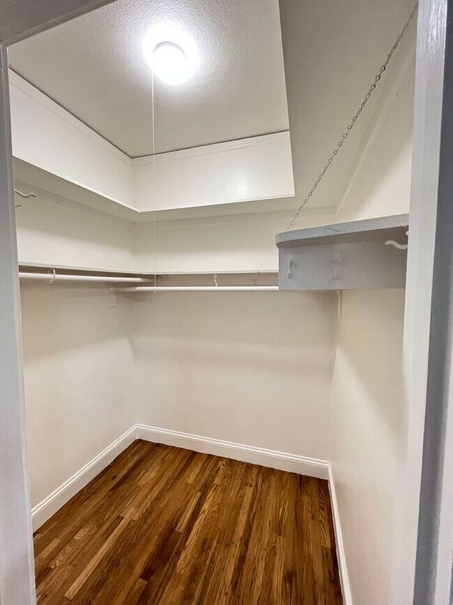 Foto del edificio - 6056 Monroe Ave