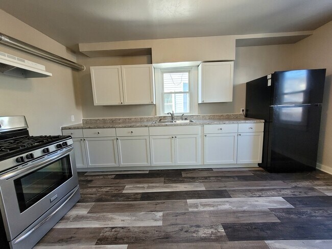 Building Photo - 816 School Pl