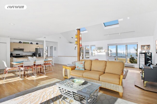 Building Photo - 673 Dune Rd