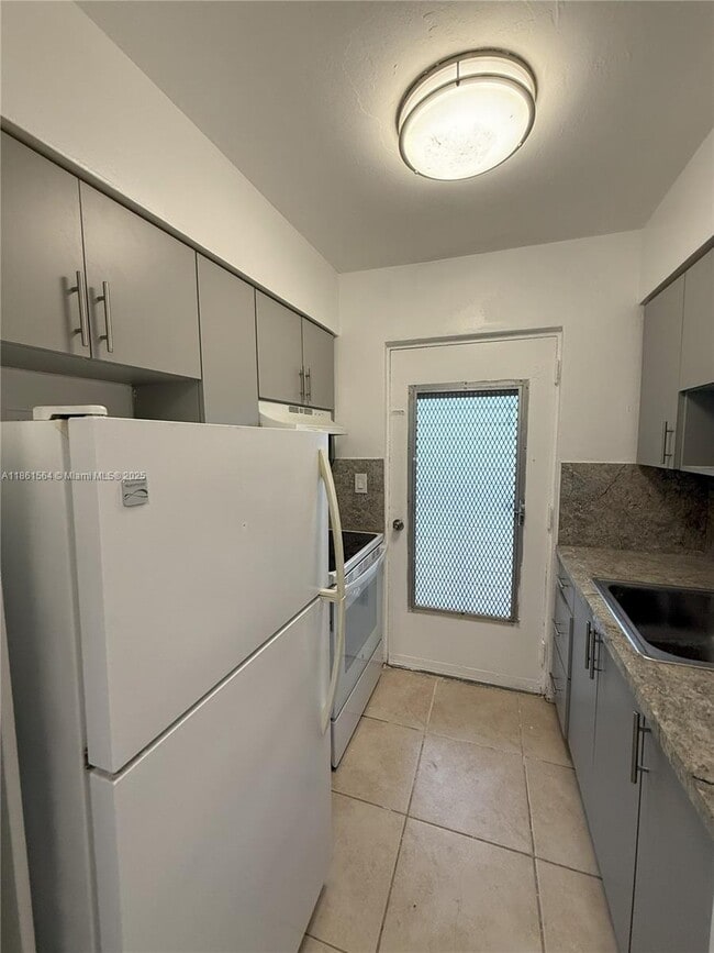 Foto del edificio - 5165 W Flagler St